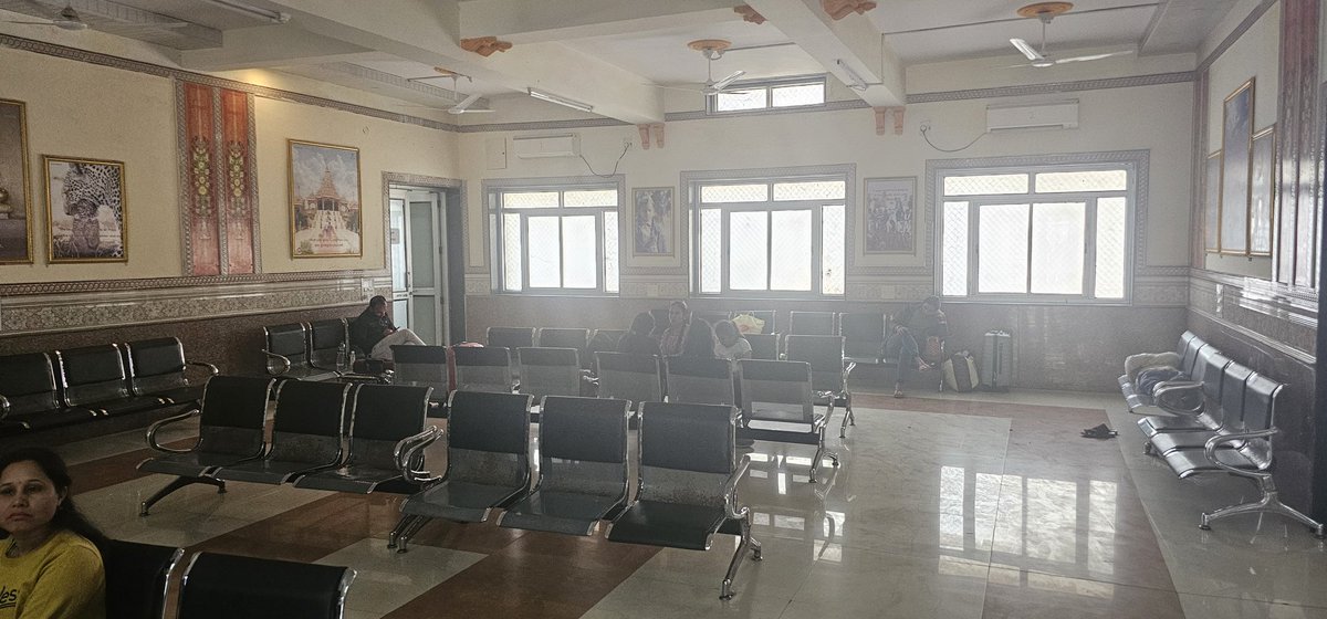 kcdoshi70's tweet photo. @WesternRly @AshwiniVaishnaw @RailwaySeva #aburoad railway waiting room very nice and clean appreciate to concern authority https://t.co/WSXS1qxsfn