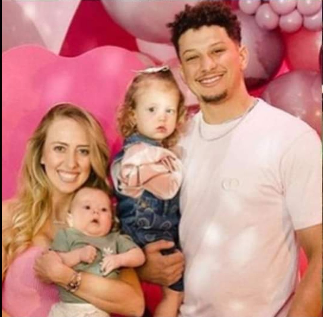 His black DNA is GONE in 3 generations... 🤦🏾‍♂️