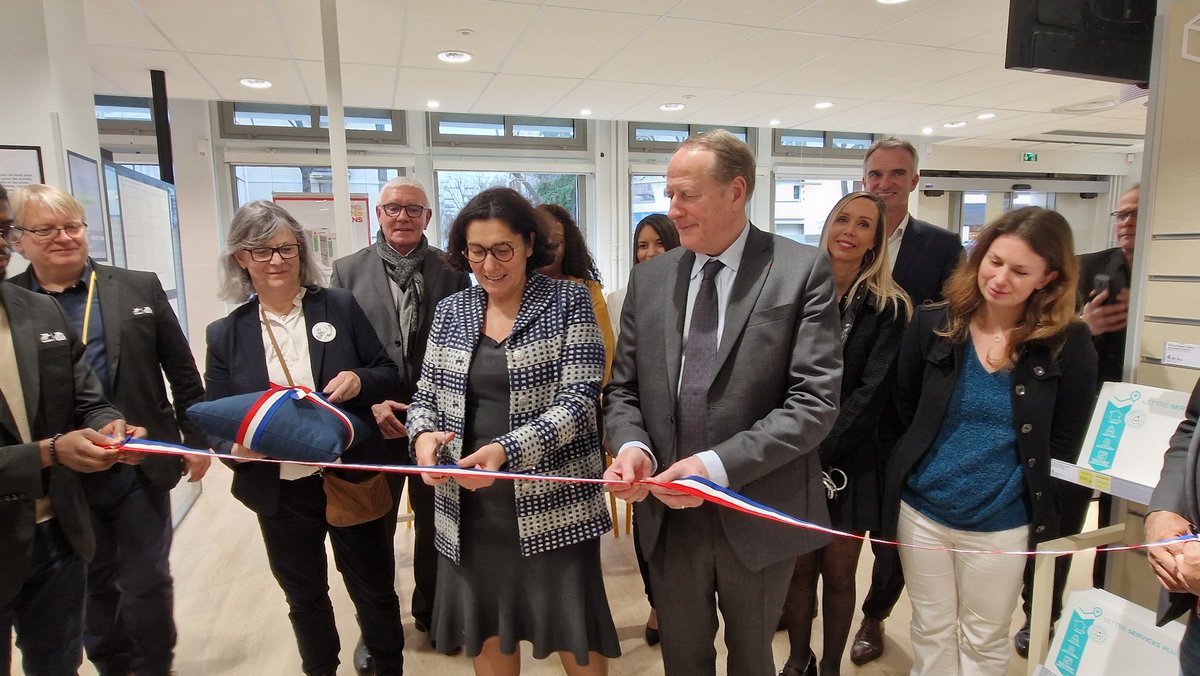 LPNews_IDF's tweet photo. Le bureau de poste dernière génération de @Paris Boucicaut a été inauguré ✂️ en présence de @Philippe_Goujon, maire du 15e arrondissement  🇫🇷 et de Nathalie Collin @nathqueencole, DGA du @GroupeLaPoste et DG de la Branche Grand Public et Numérique. https://t.co/Brj9IRaTYC