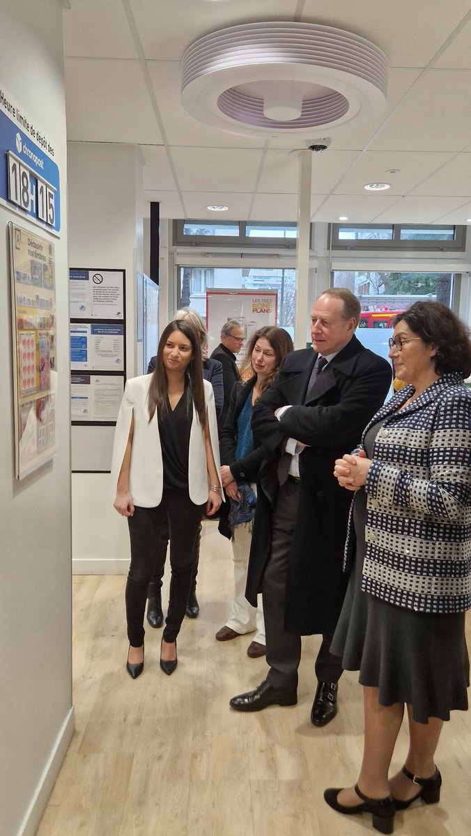 LPNews_IDF's tweet photo. Le bureau de poste dernière génération de @Paris Boucicaut a été inauguré ✂️ en présence de @Philippe_Goujon, maire du 15e arrondissement  🇫🇷 et de Nathalie Collin @nathqueencole, DGA du @GroupeLaPoste et DG de la Branche Grand Public et Numérique. https://t.co/Brj9IRaTYC