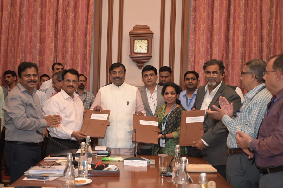 Mumbai R C of ICAR-CIFT has signed tripartite MoU with ARAI and DoF for the Project on Alternate Fuel and Energy Systems in the presence of the Hon'ble Shri. Sudhir Mungantivar, Minister for Fisheries, Forests and Cultural Affairs, Maharashtra on 6th Feb.24.