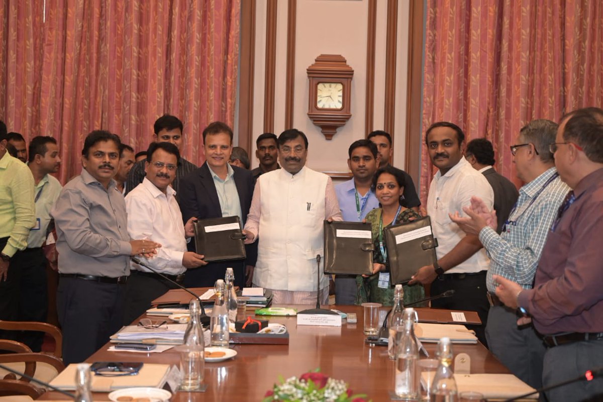 Mumbai R C of ICAR-CIFT has signed tripartite MoU with SASMIRA and DoF for the Proj. on Biodegradable Fishing Nets for Mitigation of Plastic Pollution in the presence of the Hon'ble Shri. Sudhir Mungantivar, Mini. for Fisheries, Forests and Cult. Affairs on 06-02-24