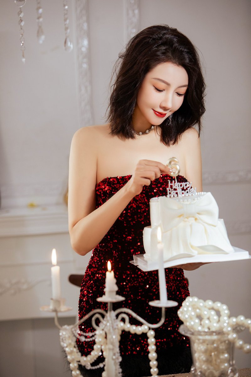 祝我生日快乐！
    今天又长了一岁，我慢慢变得强大，可以保护身边重要的人，遍布荆棘的路上总会有些擦伤，但向着阳光生长的心脏里开满了花朵，这个生日我很快乐，也很幸福，因为你们都在身边，鼓励爱护保护我，感恩每一位在我身命中灌溉鲜花的你们，永远爱你们哟！ https://t.co/VKlPKe2clr