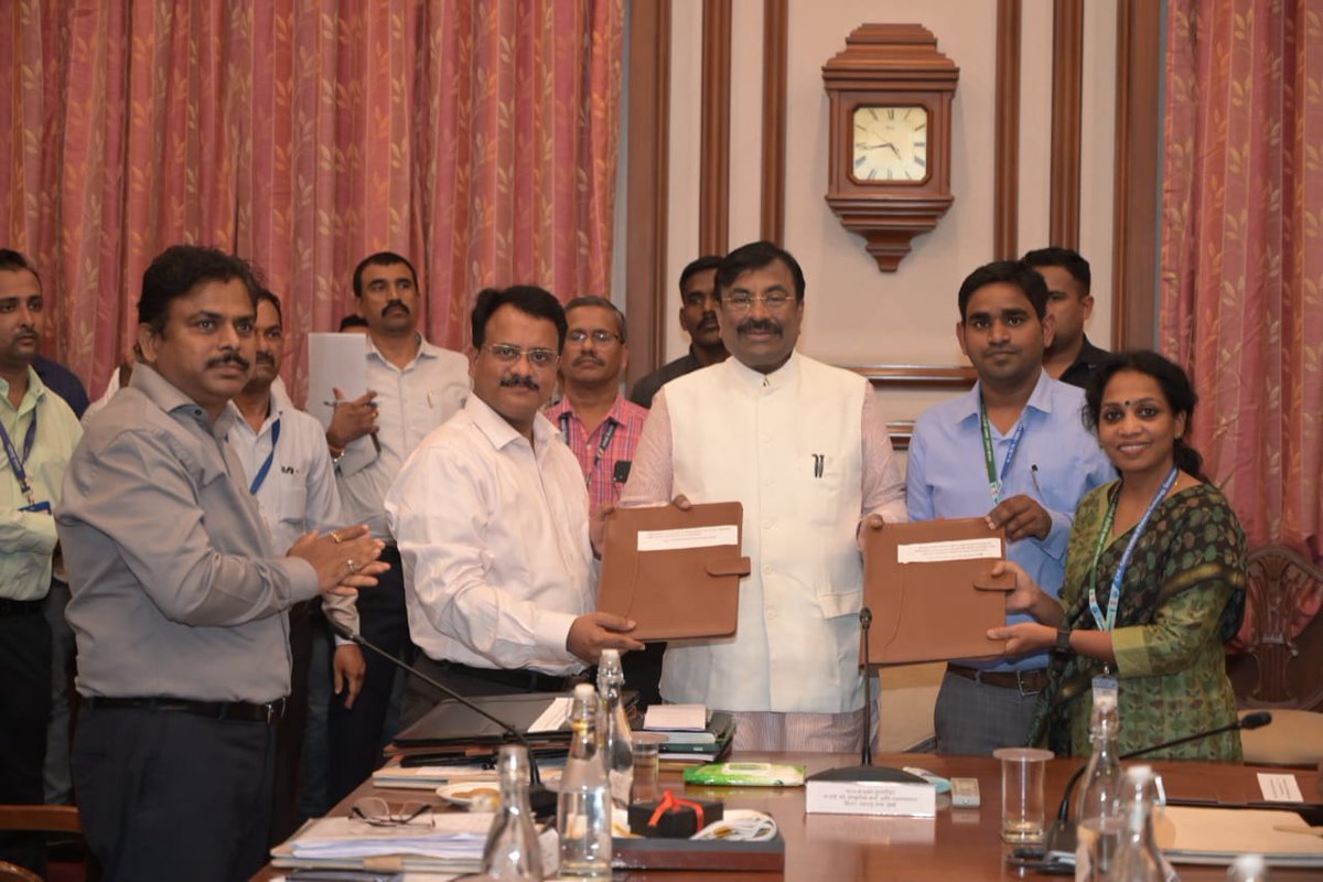 Mumbai R C of ICAR-CIFT has signed an MoU with DoF for the Project on Assessment of Marine Debris and Possible Circular Economy Initiatives using Retrieved Gear in the presence of the Hon'ble Shri. Sudhir Mungantivar, Minister for Fisheries, Forests and Cult. Affairs on 06-02-24