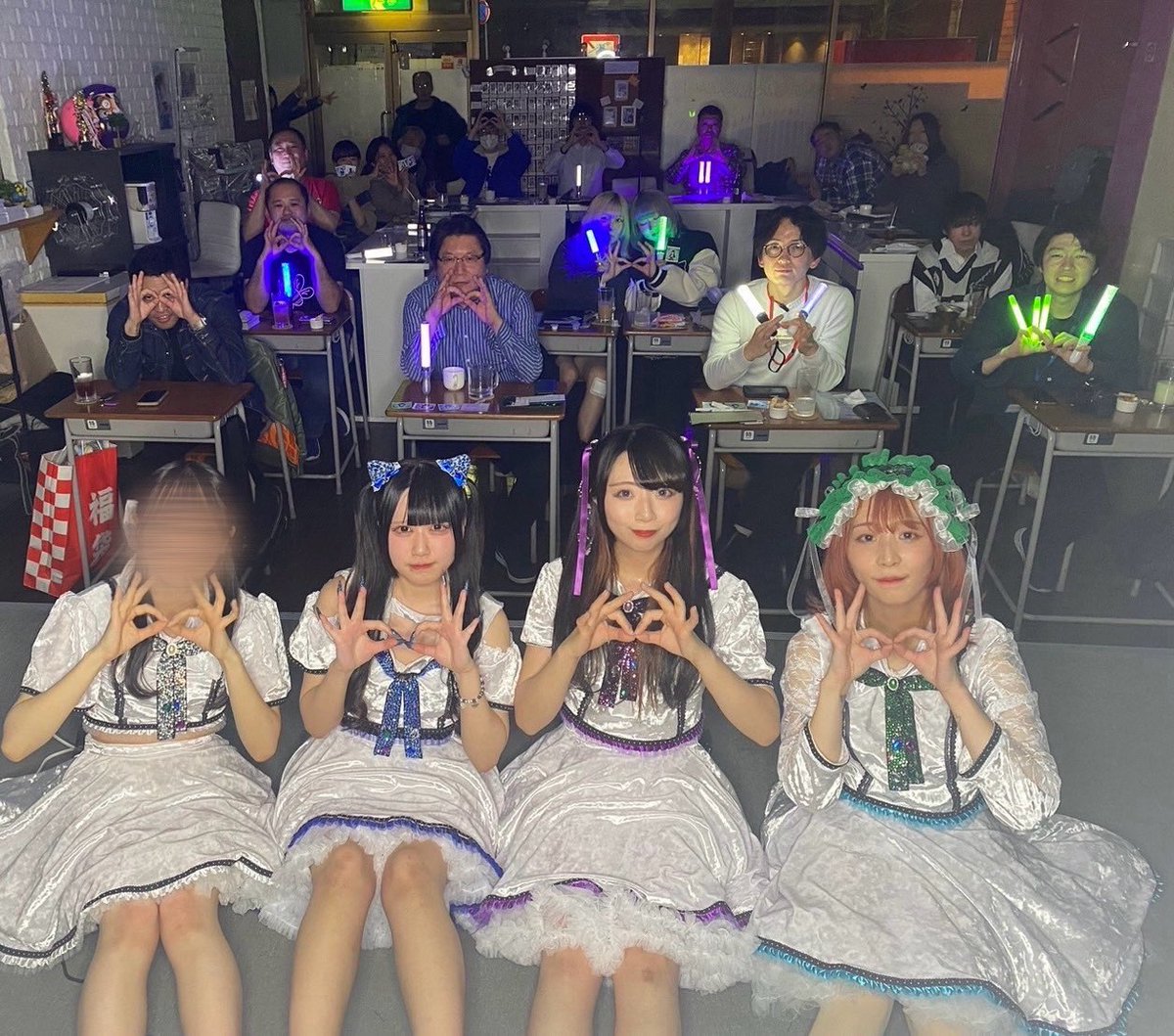 Infinity_2_8's tweet photo. Infinityお披露目ライブ満席ありがとうございました❗️

・色々なライブハウスでステージをやる
・オリ曲、SEを頂きたい

Infinityはこの目標を胸にこれから突っ走っていきます！応援よろしくお願い致します💚💙🤍💜 https://t.co/HsblmVpseO
