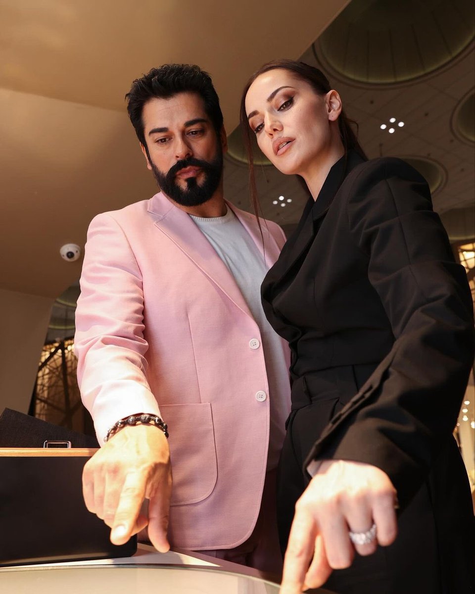 TelevizyonGaze's tweet photo. 📸 #Fahbur 🤍❤️ #Qatar 💫
#BurakÖzçivit #Fahriyeevcen

#New 💜@burakozcivit  @EvcenF https://t.co/f4gzLHUrDe