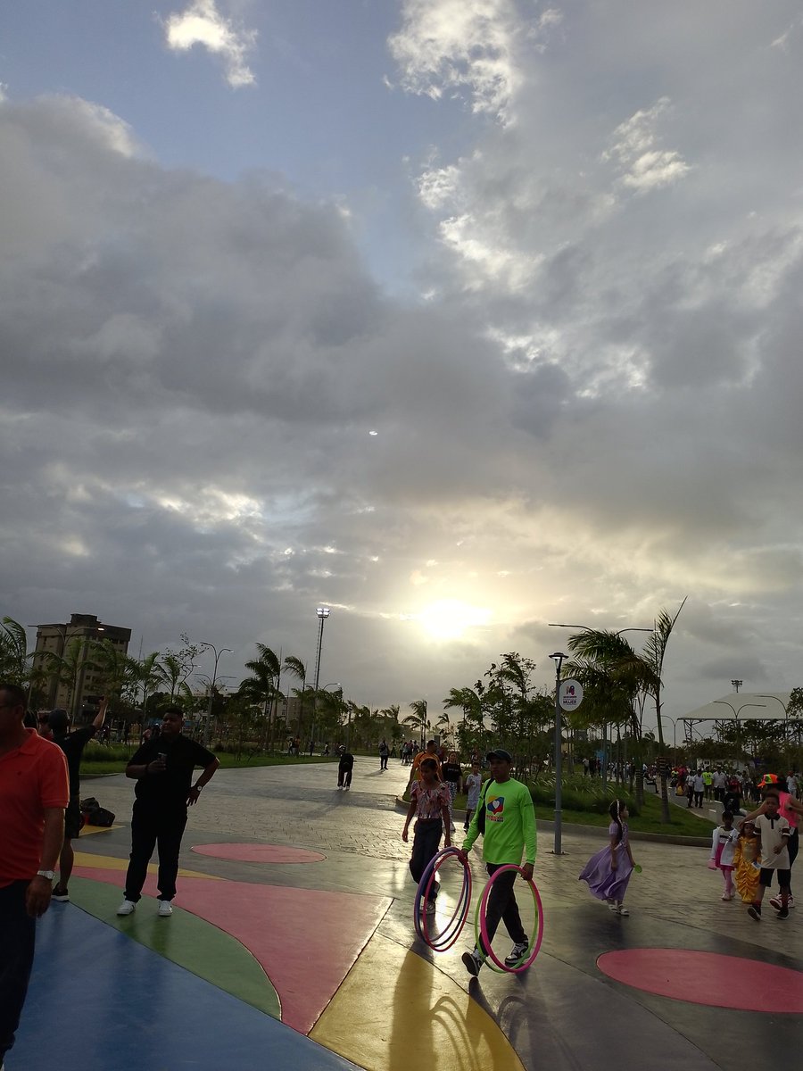 mayesanz's tweet photo. El sol sale para todos https://t.co/1fdm6Azj7B