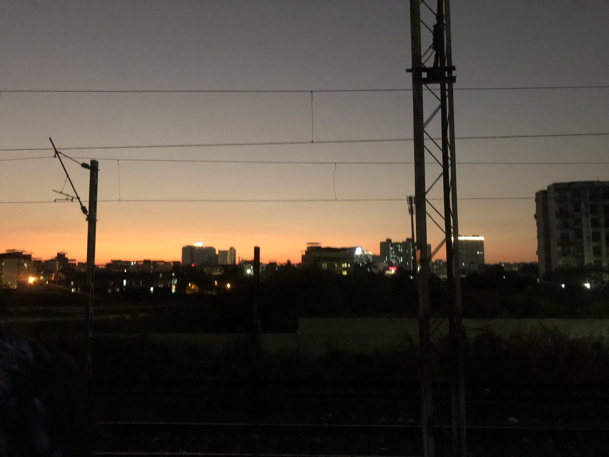 संधिकाली या अशा धुंदल्या दिशा दिशा!
The advantage of standing near the entrance in #Mumbailocaltrain
.
.
.
#sunsetsky
#sunset 
#mobilephotography 
#myclick 
#patyaclicks 
#theme_pic_India_sunset 
#clickforIndia