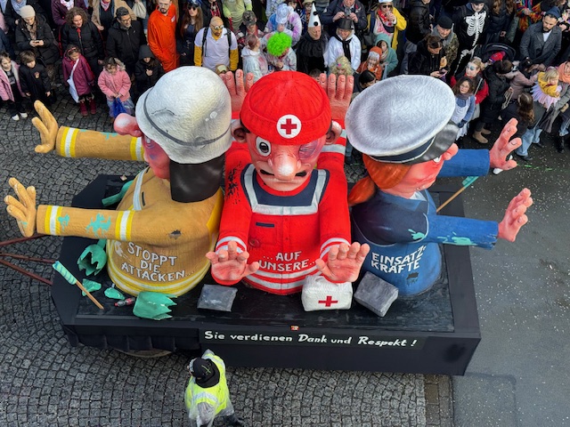 ingolehnick's tweet photo. Die Redaktion des @epd_west in @Duesseldorf als Logenplatz am #Rosenmontag #Karneval https://t.co/eLVDRAAcqP