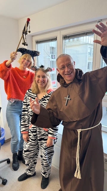 Die Redaktion des <a href="/epd_west/">epd West</a> in <a href="/Duesseldorf/">Stadt Düsseldorf</a> als Logenplatz am #Rosenmontag #Karneval