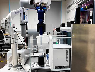 Gemeinsam entwickeln <a href="/ABBRobotics/">ABB Robotics</a> und <a href="/mettlertoledo/">METTLER TOLEDO</a> eine Lösung, welche die Laborautomatisierung in der Pharmaindustrie vorantreibt, um automatisierte Arbeitsabläufe in Labors zu ermöglichen und Markteinführungszeiten zu verkürzen. #pharma buff.ly/49cAizB