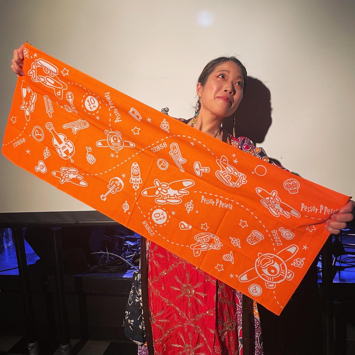 PessorPPeseta's tweet photo. 「Pessor P.Peseta 10周年記念てぬぐい」
堂々完成!!
現物めちゃくちゃ可愛いです!!
チーボヲイ先生ありがとうーーー😭
一枚税込1000円!
イベント入場チケットとのお得なセット券まだありますよー(ご予約のみ)
ぜひ皆様ゲットしてください!!
#pessorppeseta
#cheeboi
#てぬぐい https://t.co/SKZ2wTZ6A9