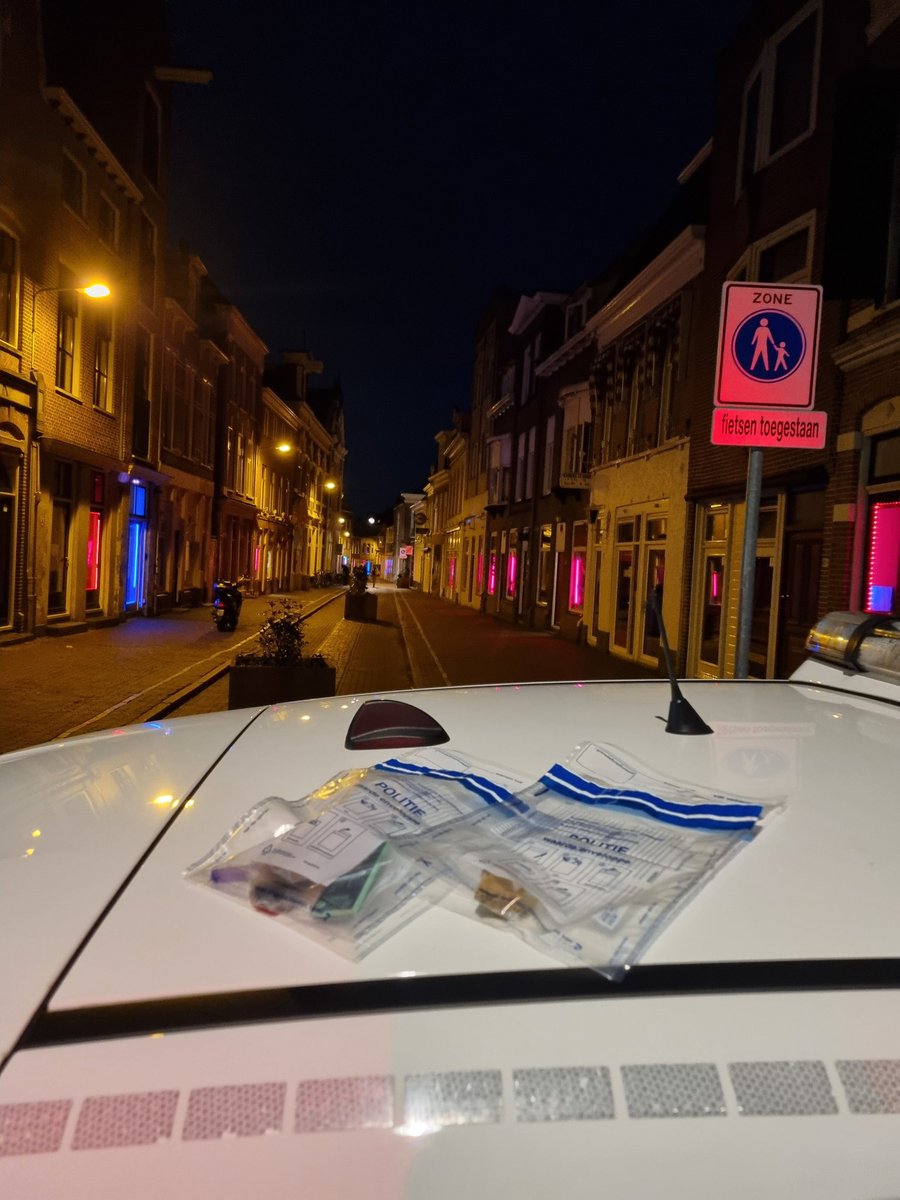 Afgelopen weekend weer meerdere keren #GeleLoper meegenomen in surveillance. Veel overlast waargenomen van openlijk drugsgebruik en dealen. Meerdere keren handhavend opgetreden op basis van #APV De door ons aangetroffen drugs werd meegenomen om te worden vernietigd.