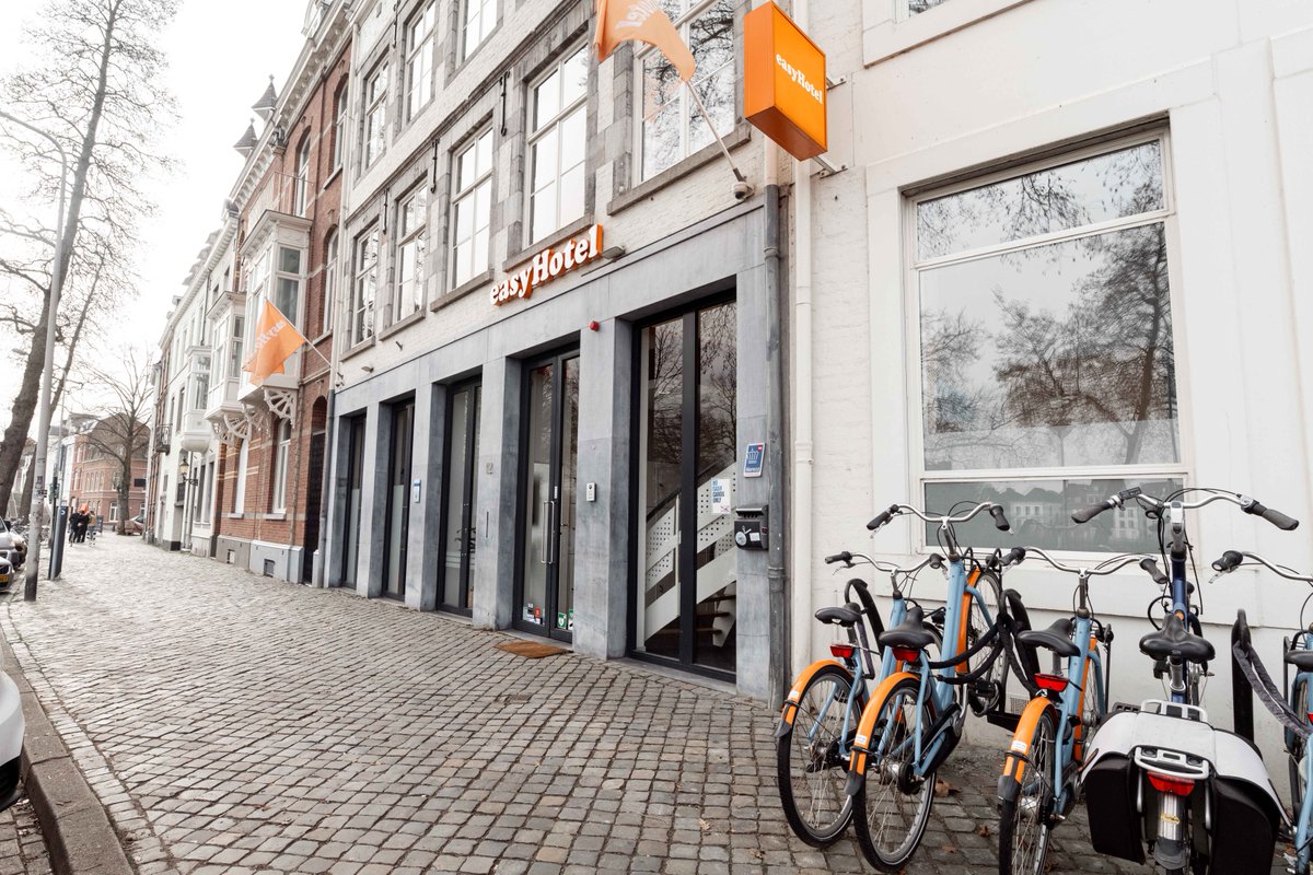 easyHotel tweet media