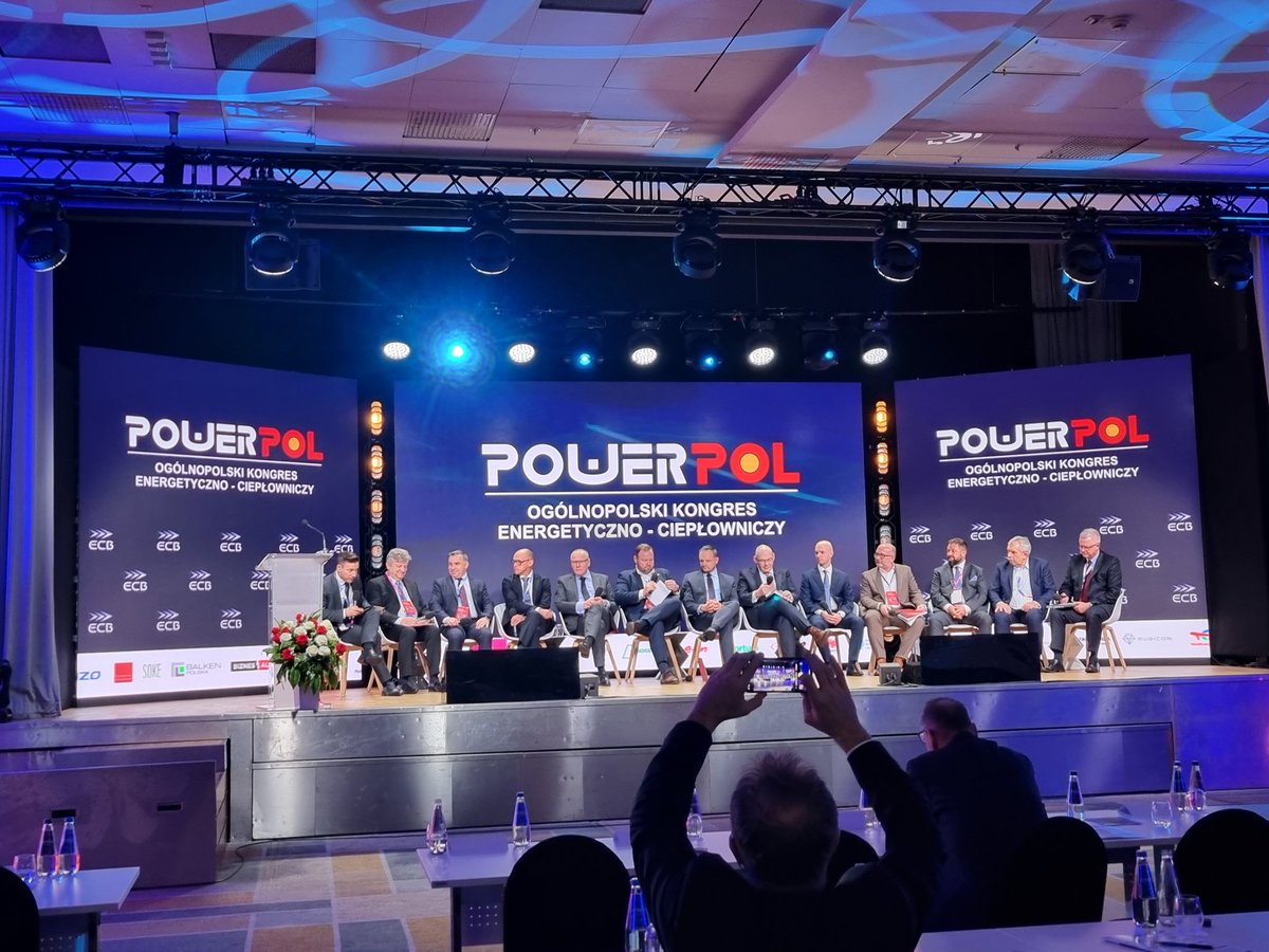 AgaPawelska's tweet image. Rusza panel dyskusyjny "Startegie liderów polskiego rynku - aktualizacja celów" podczas konferencji #PowerPol. Na scenie z głosem eksperckim @rob_brzozowski, COO @unimot_sa