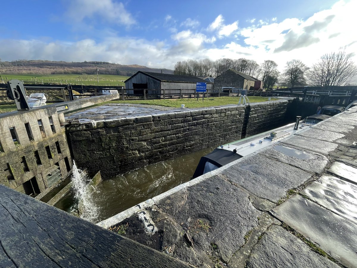 NeverTwoLate1's tweet photo. The first lock of 2024, we were going to stay in the last mooring for a couple of days but as you can see we had to move 😂😂 if you know Steve you know why.
#narrowboatlife
#freewood
#staywarm https://t.co/3BY24Epfuo