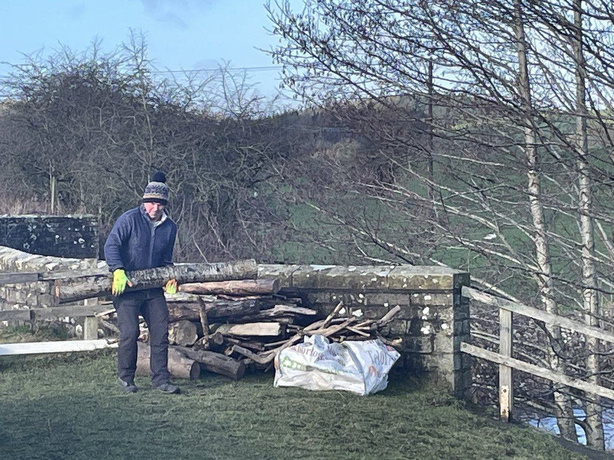 NeverTwoLate1's tweet photo. The first lock of 2024, we were going to stay in the last mooring for a couple of days but as you can see we had to move 😂😂 if you know Steve you know why.
#narrowboatlife
#freewood
#staywarm https://t.co/3BY24Epfuo