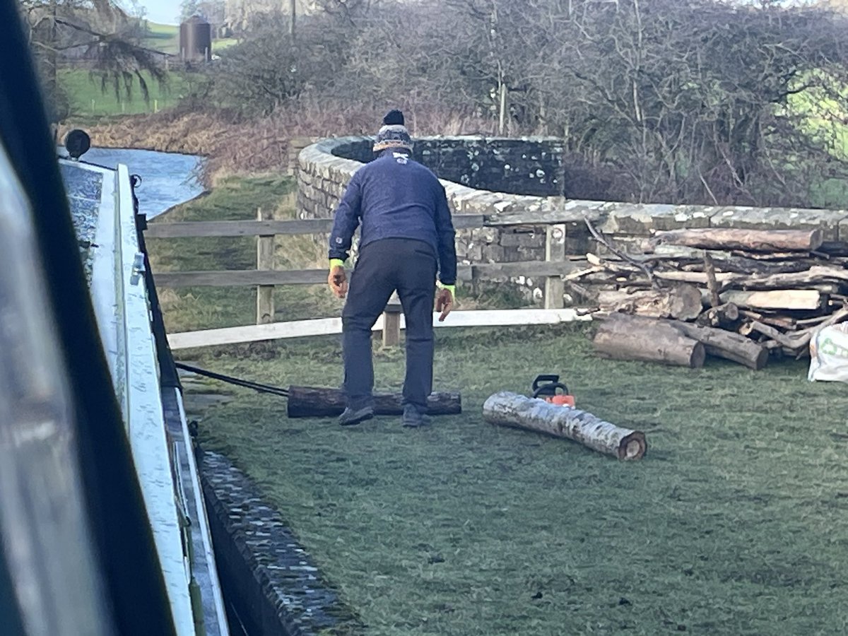 NeverTwoLate1's tweet photo. The first lock of 2024, we were going to stay in the last mooring for a couple of days but as you can see we had to move 😂😂 if you know Steve you know why.
#narrowboatlife
#freewood
#staywarm https://t.co/3BY24Epfuo