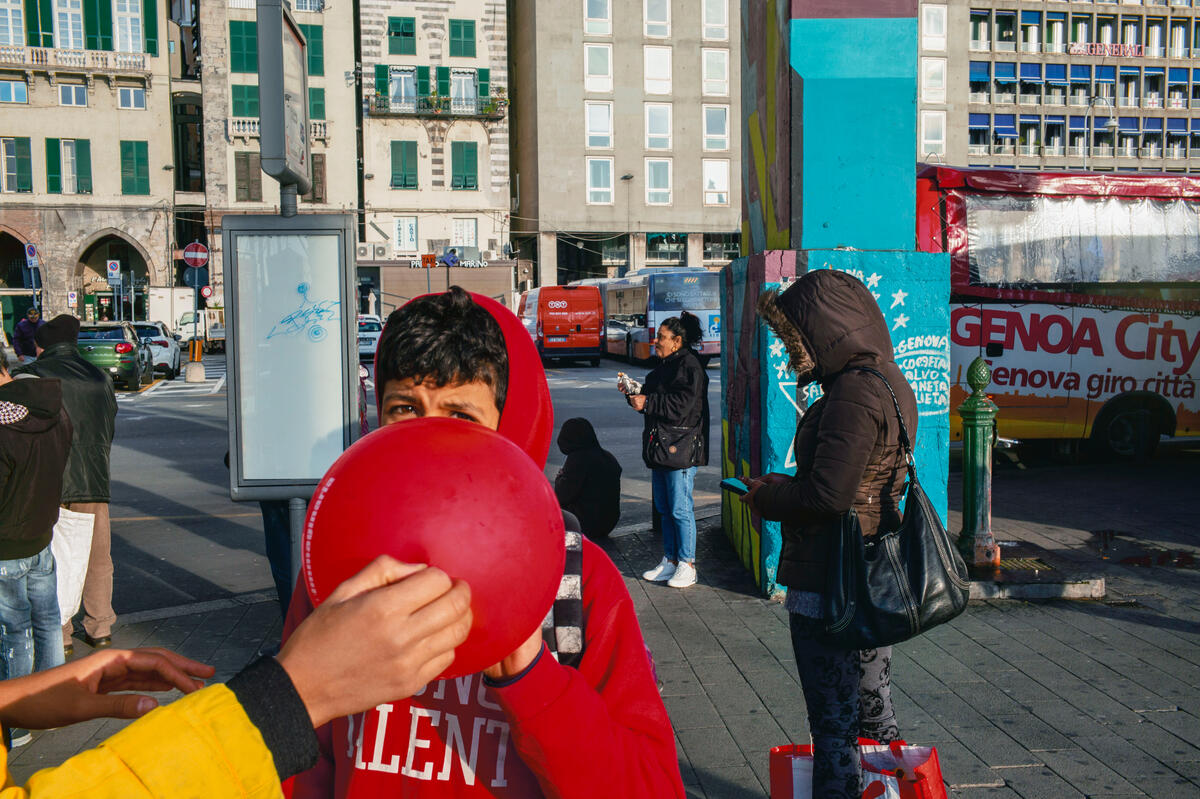 Alex Webb: Dislocations 📖 In an evocative contemporary update that expands on the original work, Alex Webb’s 1998 photobook Dislocations has been reimagined with previously unpublished images. Available from our bookshop: bit.ly/3NSfJzW © Alex Webb / Magnum Photos