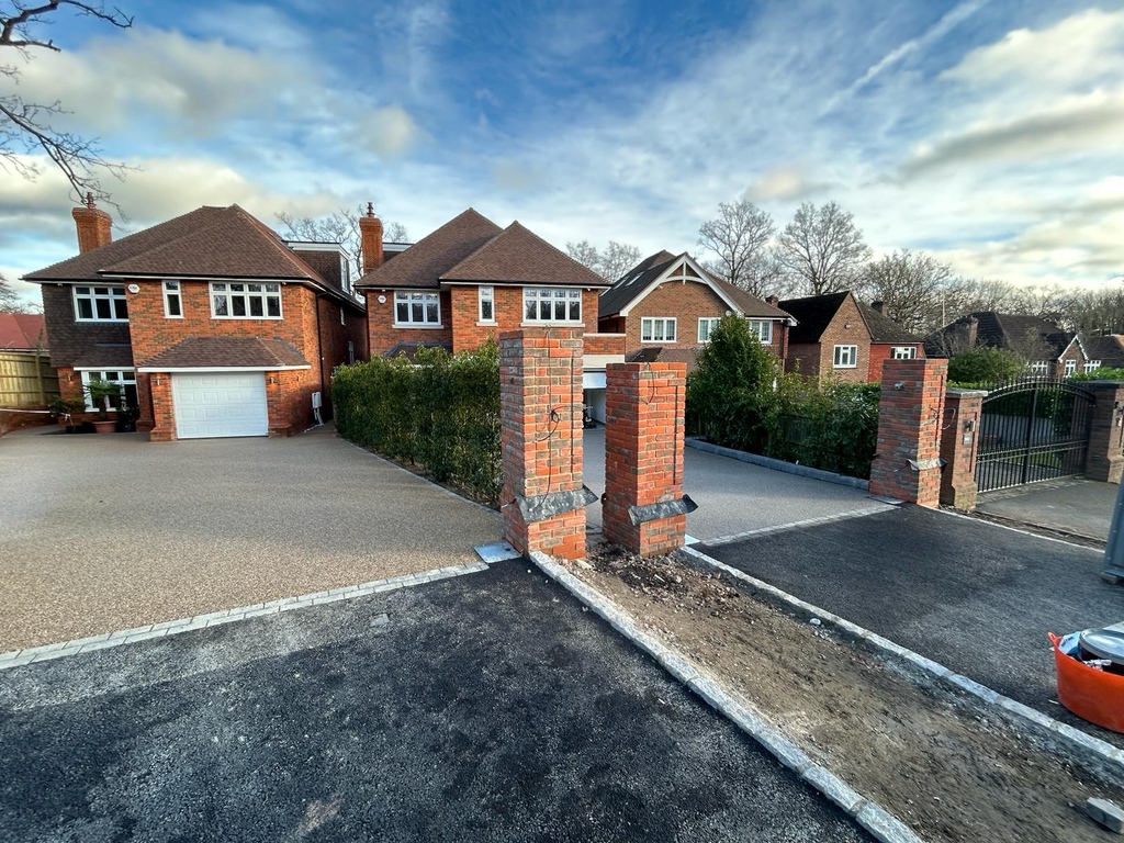 MAGAMemescoin's tweet photo. This housing development chose Resin Bound for their driveway surfaces. Installed in 2 different blends but perfectly complimenting each other. 

We can take on any commercial or domestic projects, don't hesitate to give us a call and get some more information.

📞0800 040 7795 https://t.co/L9GCfl759q