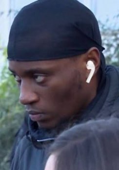 demag0gica's tweet image. me in public                my headphones