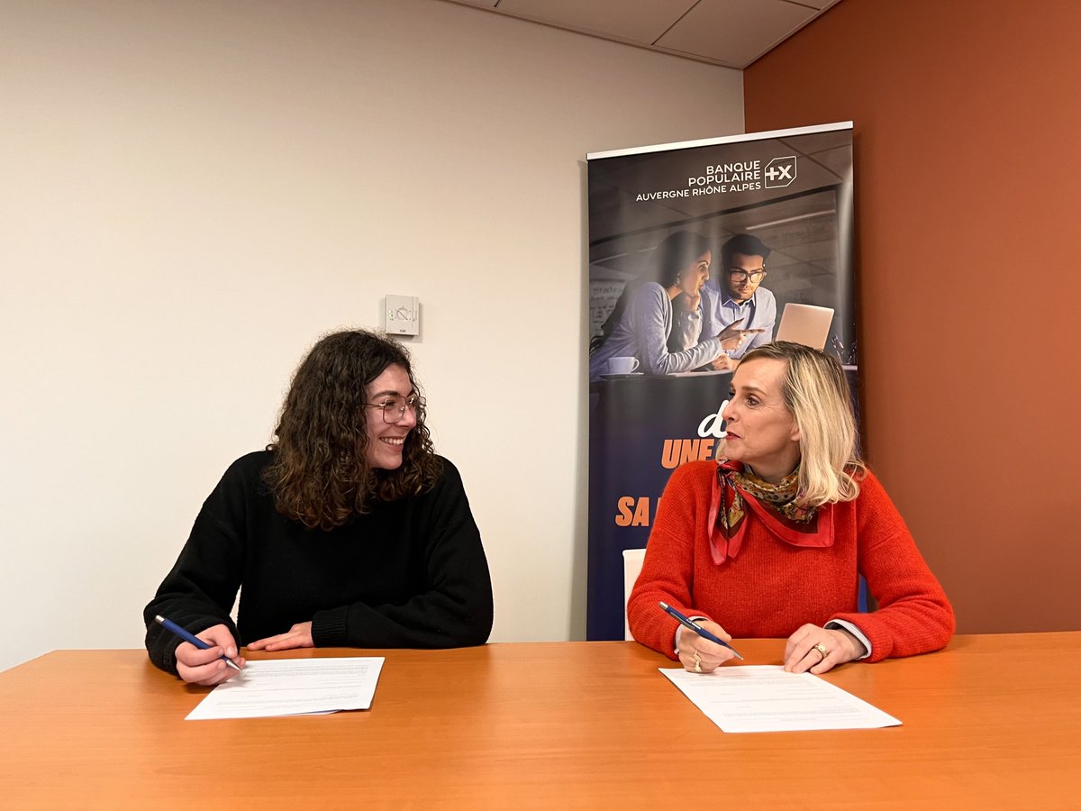 BPAURA renouvelle son soutien aux jeunes et étudiants de son territoire !🎓
 
Le 9 février 2024, Sandrine Richard – Directrice de la Communication de BPAURA et Louison Brutus - Présidente de GAELIS, renouvelaient la convention de mécénat liant les deux entités.✍️

#BPAURA #GAELIS
