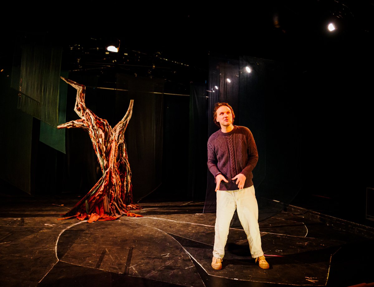 GrandParquet's tweet photo. #LundiMotivation 
Retour sur le #Crashtest de #LeJourdescorneilles de la Compagnie Le Mélodrome, adapté du texte de Jean-François Beauchemin.🌲
Un récit familial haletant, entre conte et thriller, sur une quête d’amour halluciné. → https://t.co/mhBxjdaNlB
📸 Marie Charbonnier https://t.co/ZiySkx4zxY