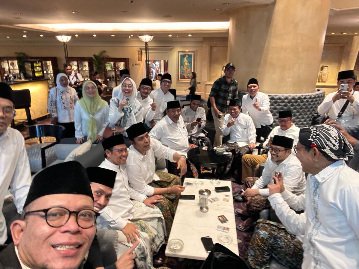 Kebahagiaan luar biasa buatku. Alhamdulillah hampir seluruh pengasuh Pondok Pesantren se Jatim, kumpul lengkap dalam mendoakan sukses perjuanganku.