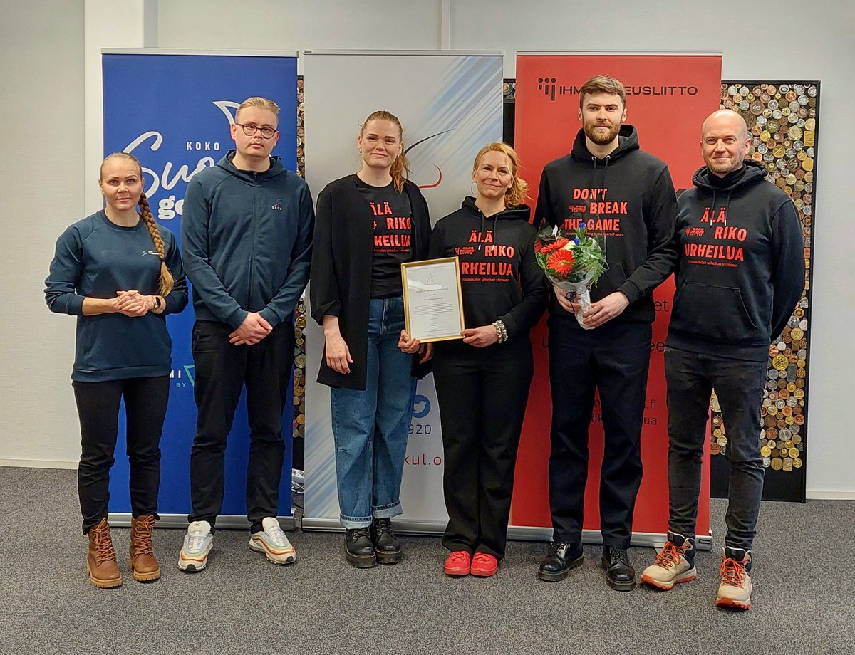 Älä riko urheilua-työmme sai Suomen Kuurojen Urheiluliiton <a href="/SKUL1920/">Suomen Kuurojen Urheiluliitto</a> Urheiluteko-palkinnon🏆. Arvostamme tätä valtavasti❤️! 
Nyt haastamme urheilujärjestöt tekoihin viittomakielisten urheilijoiden yhdenvertaisuuden puolesta! #ÄläRikoUrheilua #ihmisoikeudet #viittomakieli #kiitos