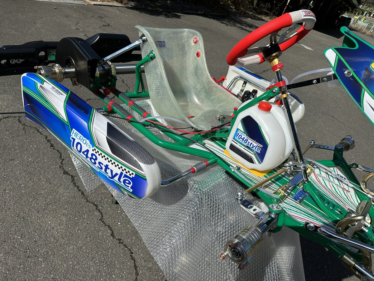 HEROes1048style's tweet photo. 先日入荷したTONYKART RACER 401 RRが完成✨
今日シェイクダウンと思ってましたが、昨晩に降った雨が残り、朝一のコンディションが良くなかったので今週末に持ち越しとなりました🗓
しばらく眺めておく⁉︎らしいです🤣
今週末はお天気☀️になりますように🙏
#たからづかカートフィールド #tonykart https://t.co/8Ife5KMNU5
