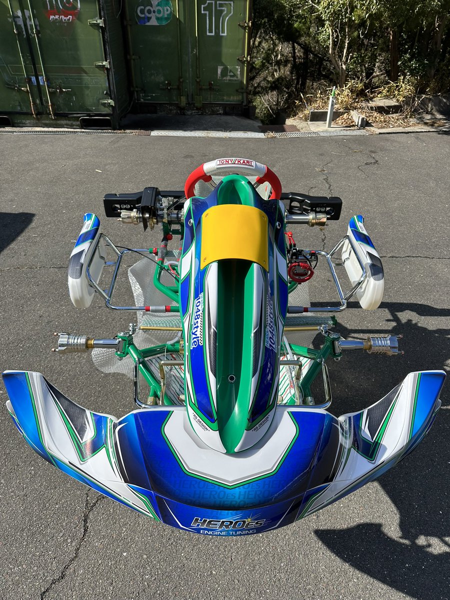 HEROes1048style's tweet photo. 先日入荷したTONYKART RACER 401 RRが完成✨
今日シェイクダウンと思ってましたが、昨晩に降った雨が残り、朝一のコンディションが良くなかったので今週末に持ち越しとなりました🗓
しばらく眺めておく⁉︎らしいです🤣
今週末はお天気☀️になりますように🙏
#たからづかカートフィールド #tonykart https://t.co/8Ife5KMNU5