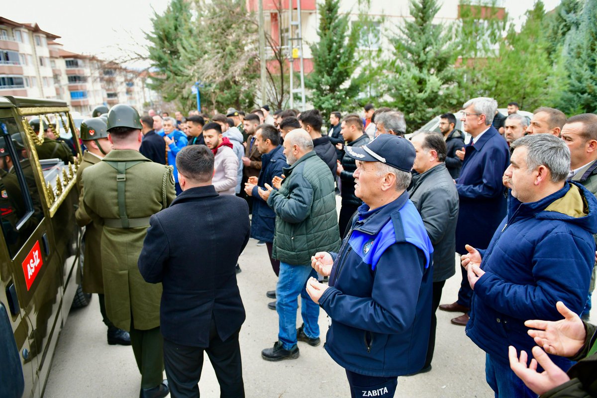 Vatani görevini yaparken izinli olarak Beypazarı’na gelen ve geçirdiği trafik kazası sonucu vefat eden Mustafa Karataş kardeşimize Cenab-ı Allah’tan rahmet, kederli ailesine ve yakınlarına sabır ve baş sağlığı diliyorum. Mekanı cennet olsun.