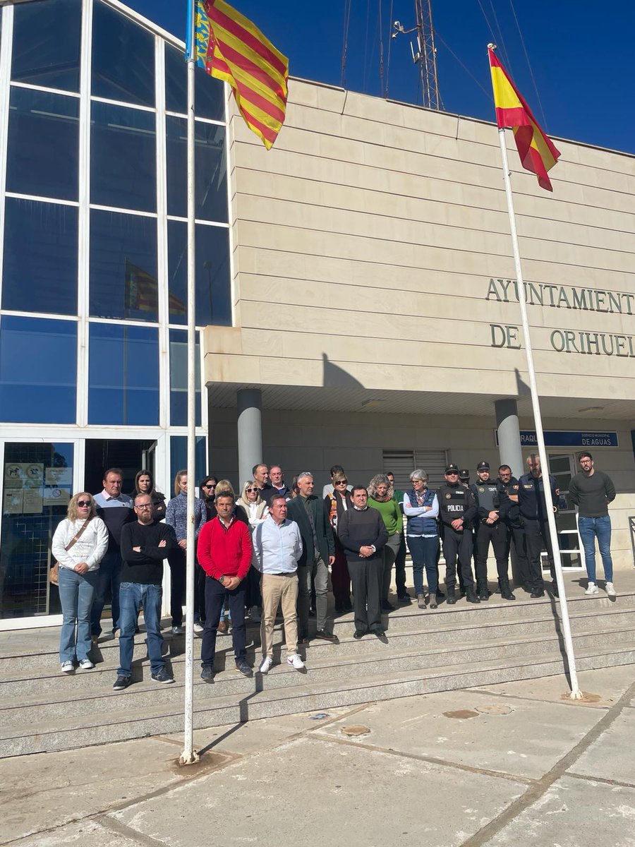 AytoOrihuela's tweet photo. ⚫Minuto de silencio en el Ayuntamiento de Orihuela en recuerdo de los dos guardias civiles fallecidos en acto de servicio en Barbate. @guardiacivil. https://t.co/JM2JxC3Ymh
