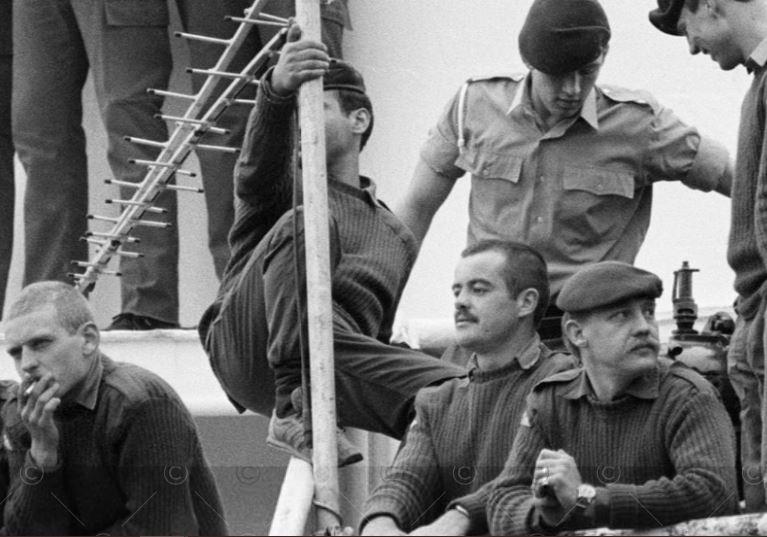 Jimmyocx3's tweet photo. @ColinCharl25286 That's a nice photo Colin, in that group of photos taken as we began our journey south, everyone in the battalion seems to be there, I must have been in the galley washing dishes 🤣
#SSCanberra #Falklands #ParachuteRegiment https://t.co/UerOy8xAnN