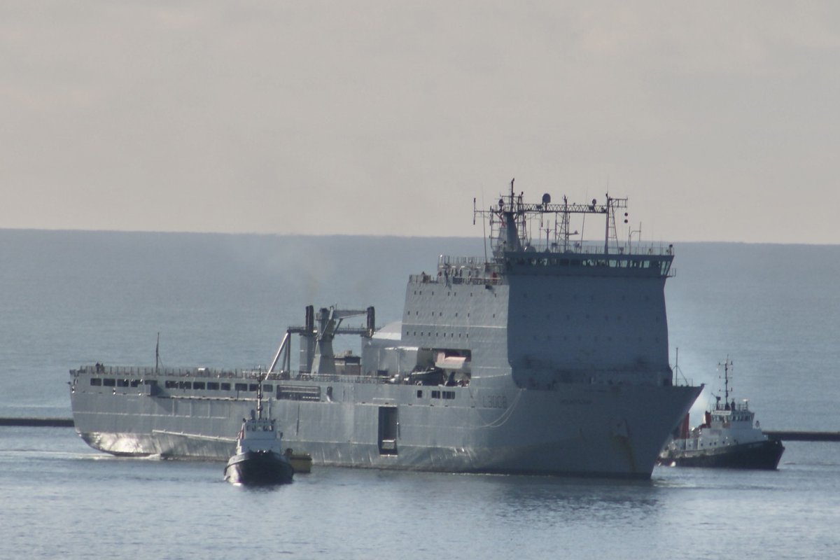 @HMSHurworth in the distance on notification of survey operations and @RFAMountsBay charging up its engines getting ready to leave the Plymouth Breakwater this morning: westwardshippingnews.com contact@westwardshippingnews.com