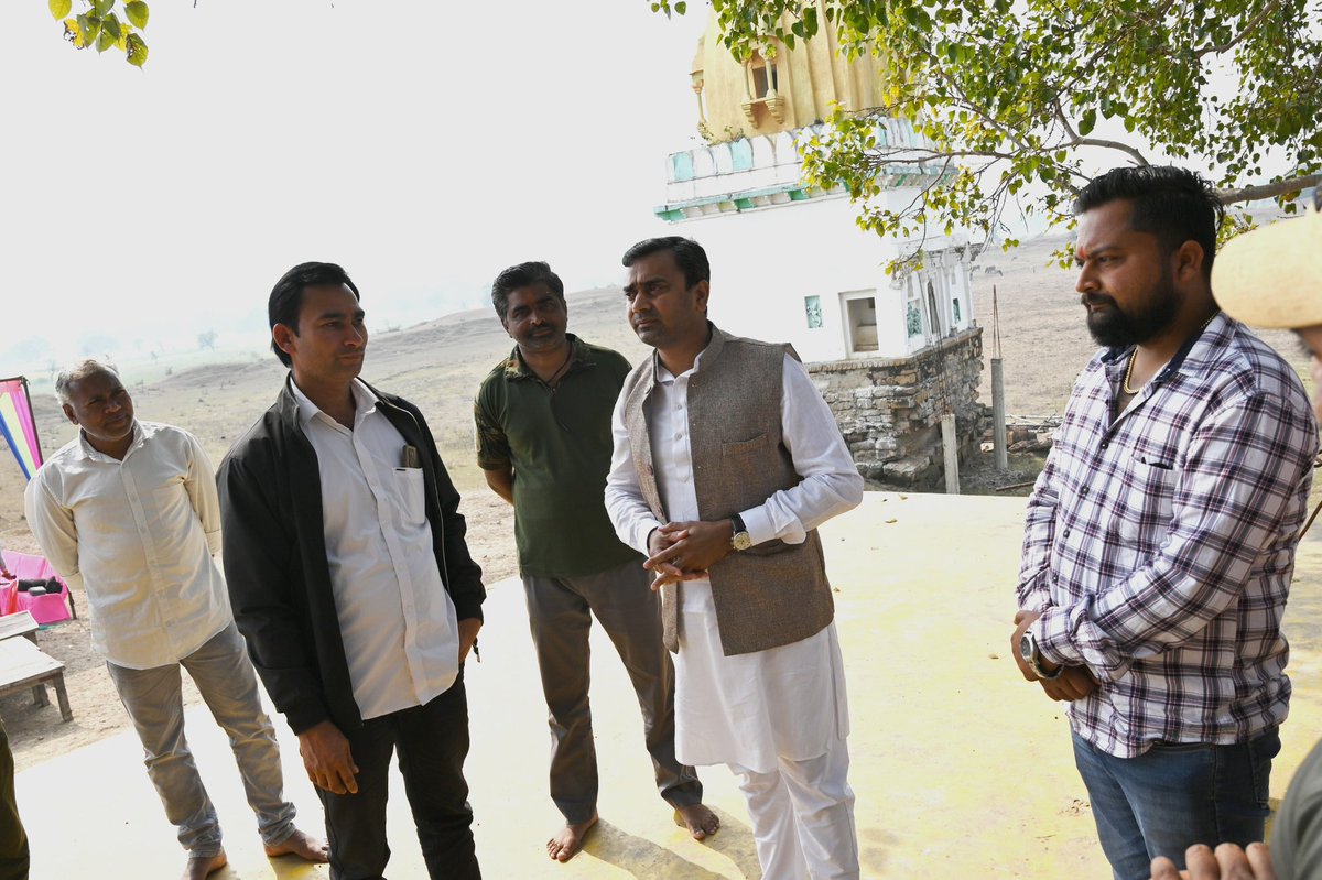 BJPGauravTiwari's tweet photo. आज रीवा लोकसभा के नईगढ़ी के पास इटौरा के तराई तारा में हनुमान जी का दर्शन किया साथ वहां उपस्थित लोगों से मुलाकात किया व आशीर्वाद लिया। 

#Naigarhi #Mauganj #Itaura https://t.co/sSPxdxJHC6