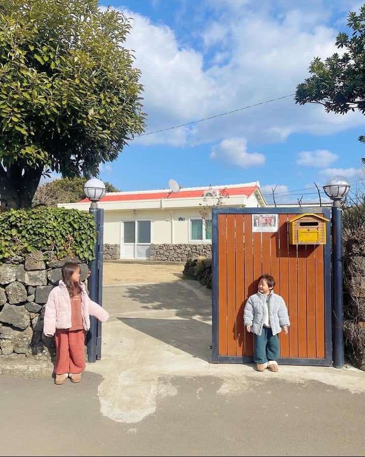 Shinhaesunlove's tweet photo. Kids re-creating this pose 💕

#신혜선 #ShinHaeSun #WelcomeToSamdalri https://t.co/qjvxiUqb37