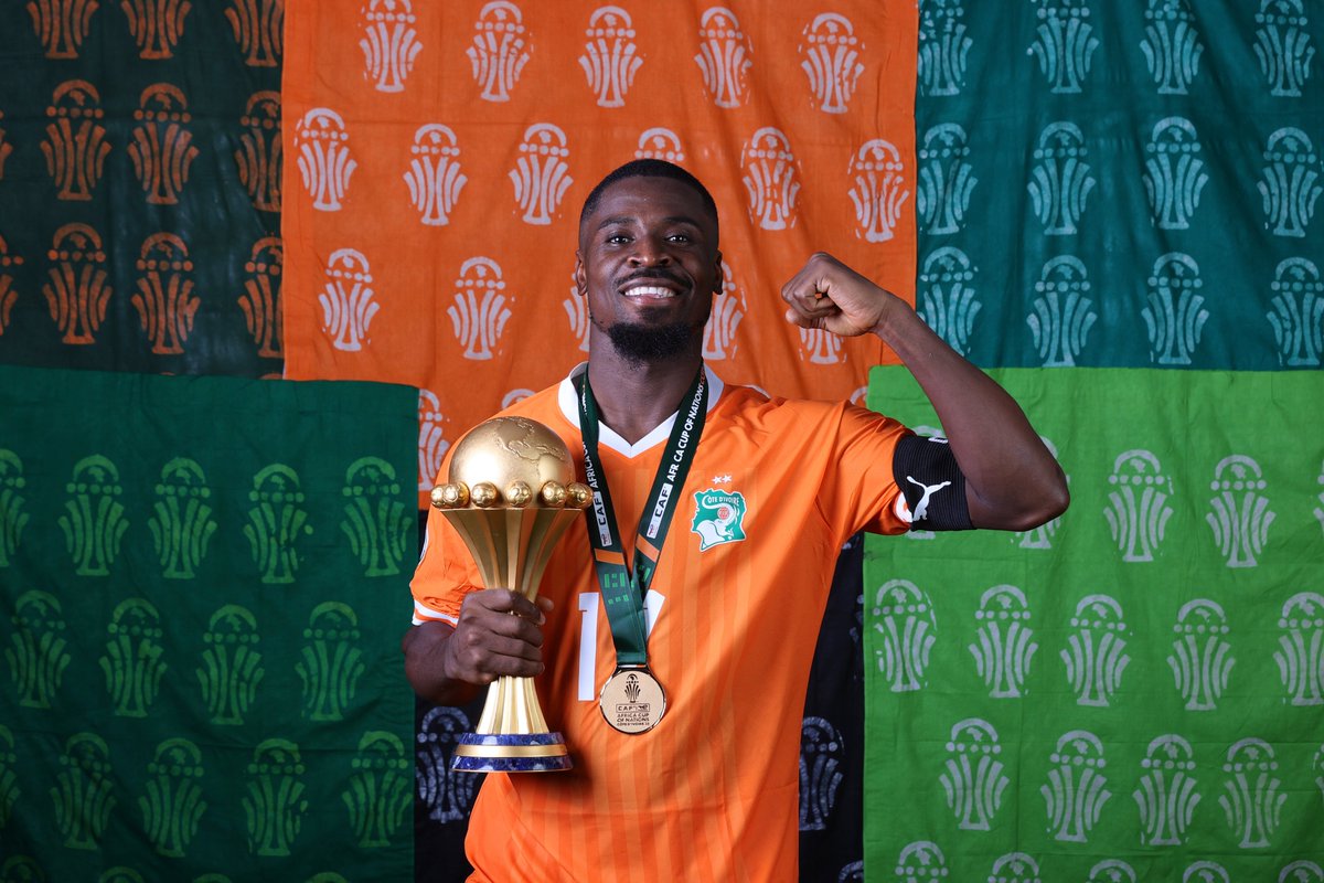CAF_Online's tweet photo. Champions, say cheese 😁🏆🇨🇮

#TotalEnergiesAFCON2023 https://t.co/Qa6yniyG35