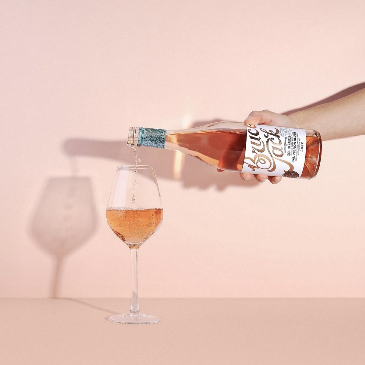 Bruce Jack Sauvignon Blush is the perfect companion for intimate celebrations. Let each glass elevate your Valentine’s Day into a cherished memory.

swirlandspice.wine/2024/02/12/spa…