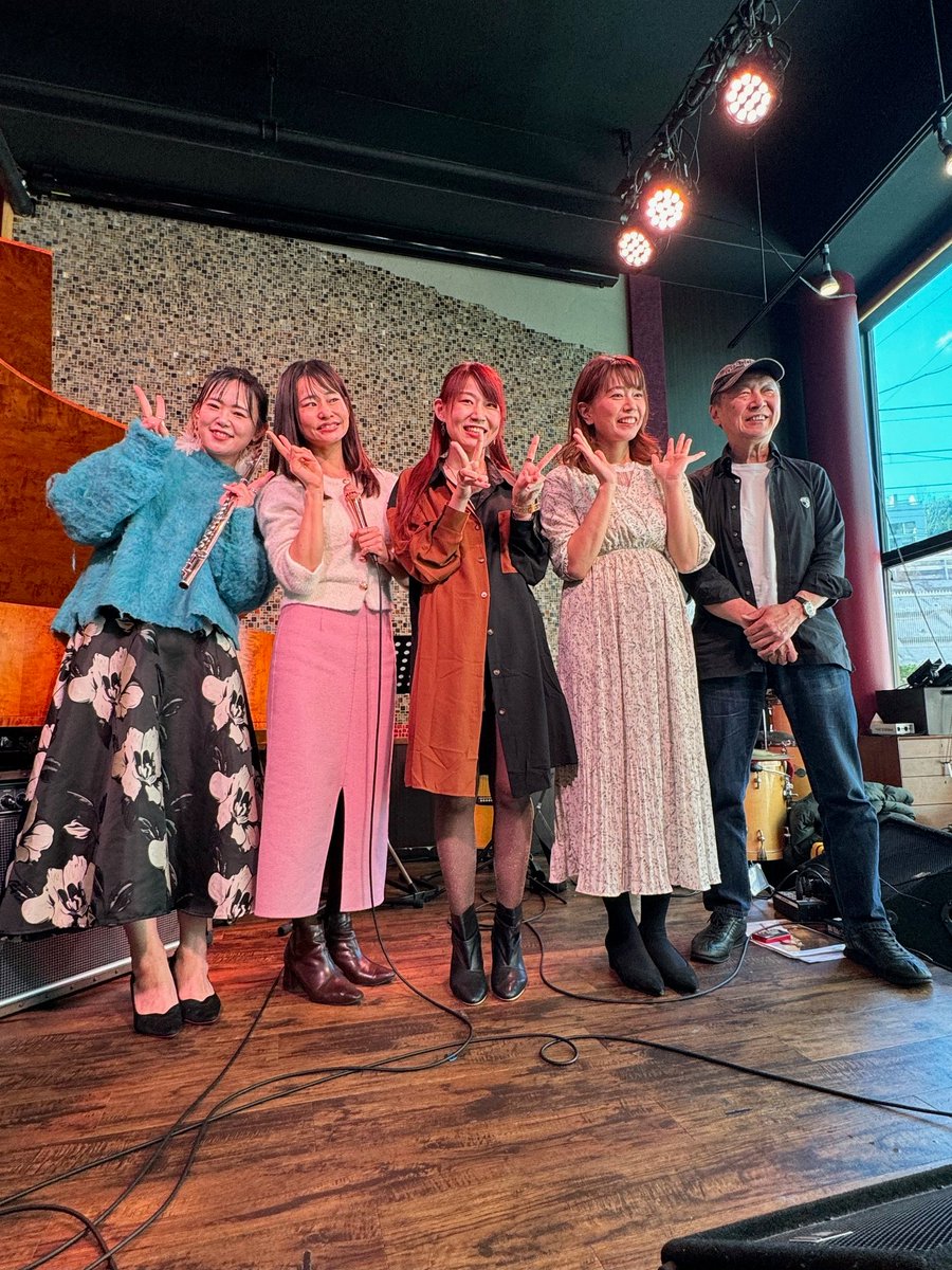 Nejibana_love's tweet photo. #2024年2月12日 : #北参道 _01
#記念写真📸🎤🎼💐
『 #Talented #Artist Vol.2 』
#松岡里果 さん🪈#そよなほまれ さん🎹
#門西恋 さん #南紗椰 さん🎹
#高田慶二 さん🎸 #りかちゃん🐱🍎🌻
#GRAPES #KITASANDO
#2024年 #辰年🐉 @renmonzai https://t.co/0aOrNfwrwv
