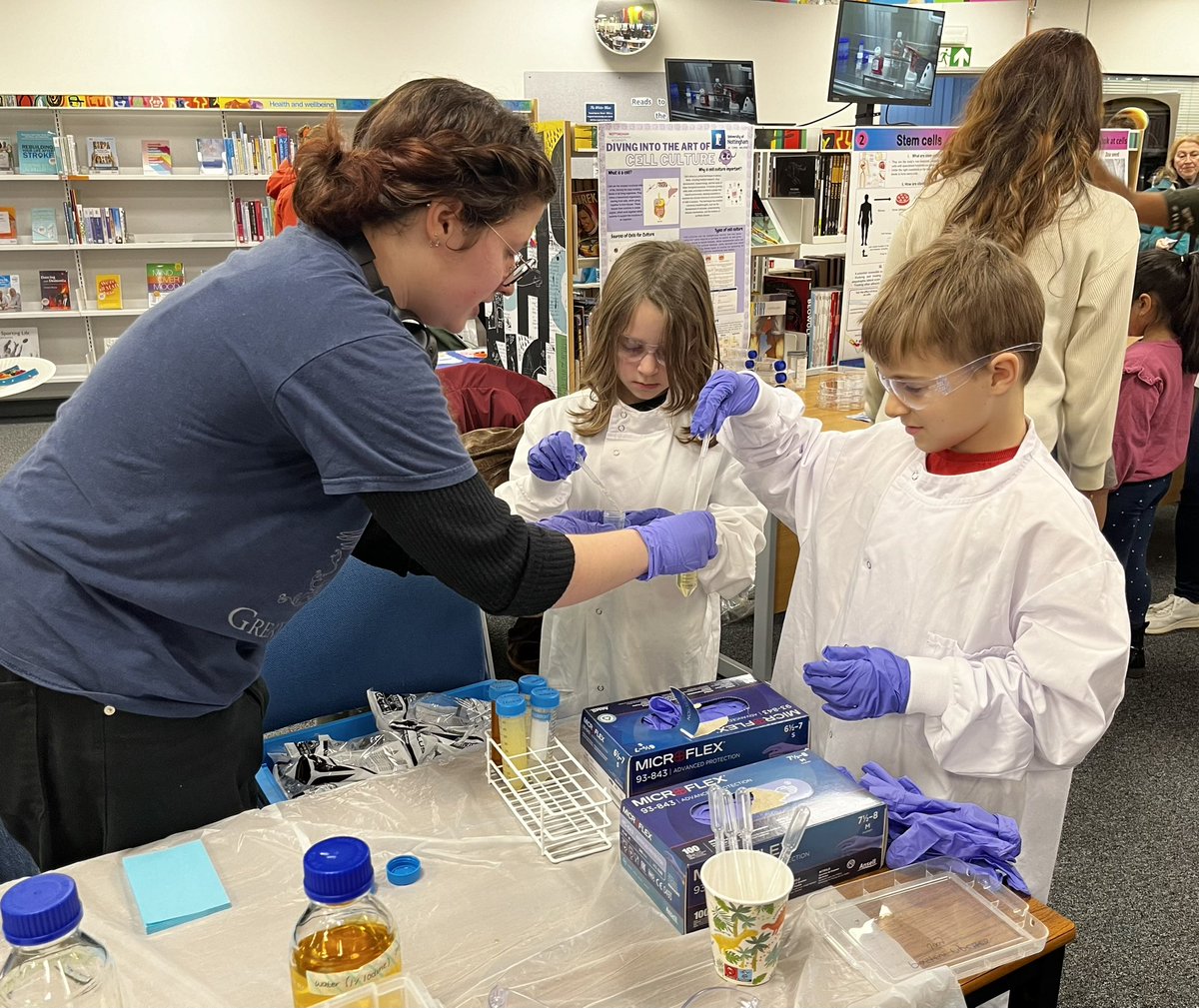 @NottsFOSAC @NottmTrentUni More science fun with researchers from a joint project between @UniofNottingham and @NottmTrentUni into the impact of diet on health. These budding scientists are testing for Vitamin C