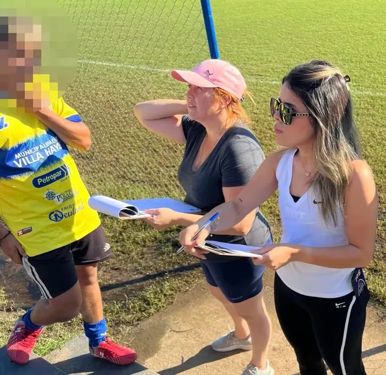 delpynews's tweet photo. ▶️MAÑAMI | 🤐
😬Senador impulsa ley antinepotismo, pero...
Amiga de la hija de Bachi Núñez, gana G. 6 millones en el Senado desde julio del 2023.
👀María Clara Florentín Pino, brinda "servicios profesionales" en el despacho del senador Núñez, pero también sería "secretaria" del club 12 de Junio de Villa Hayes, presidida por Sol Núñez, hija del senador colorado.
Vía: ABC Color.