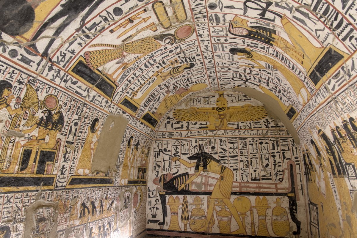 pintafontes's tweet photo. Cando era neno chamábame moitísimo a atención que os exipcios tiveran un deus con cabeza de chacal e corpo de home.
Anubis é un deus central na relixión exipcia, converténdose no deus embalsamador tras unir os anacos do cadáver de Osiris.
https://t.co/Bu2iVnPeUu https://t.co/tDv0SiLTtz