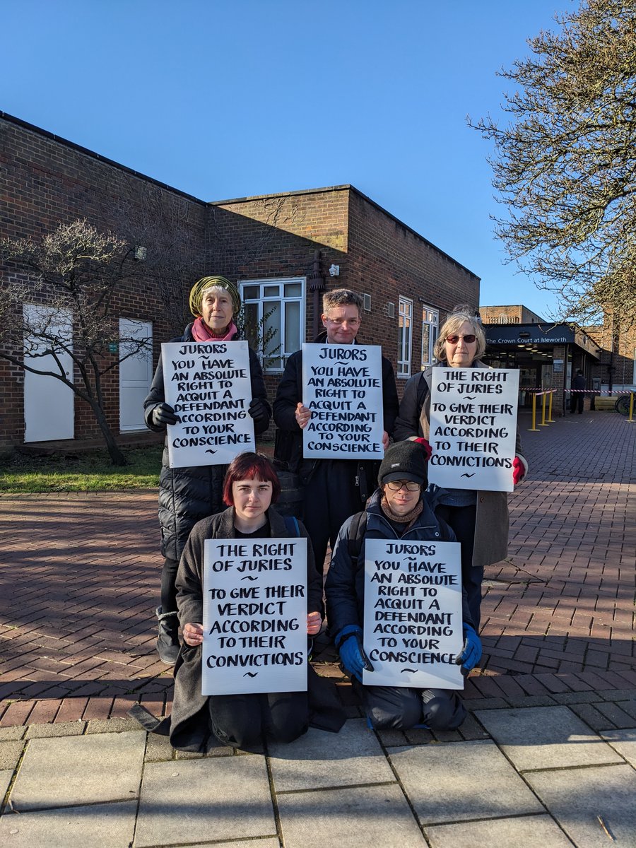 ⚖️ People are holding signs outside Isleworth Crown Court today, reminding jurors of their absolute right to acquit a defendant according to their conscience. 🦺 Cressie is currently on trial for climbing a gantry above the M25 in support of Just Stop Oil. 💸 Support people in…