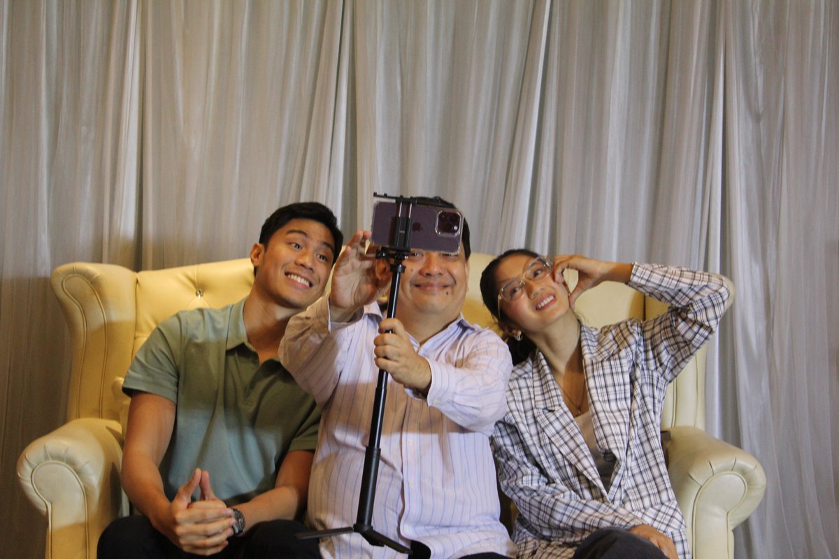 HappyRichTV's tweet photo. "I absolutely adore those moments when photographers catch me in action, vlogging and interviewing incredible Celebrity Love teams, just like at the KaoMiah Royals GTG event! 📷📷 #BehindTheScenes #MemorableMoments"

#BackstageDiaries
Fandom Diaries
Happy Rich TV https://t.co/RB7dkFOTIn
