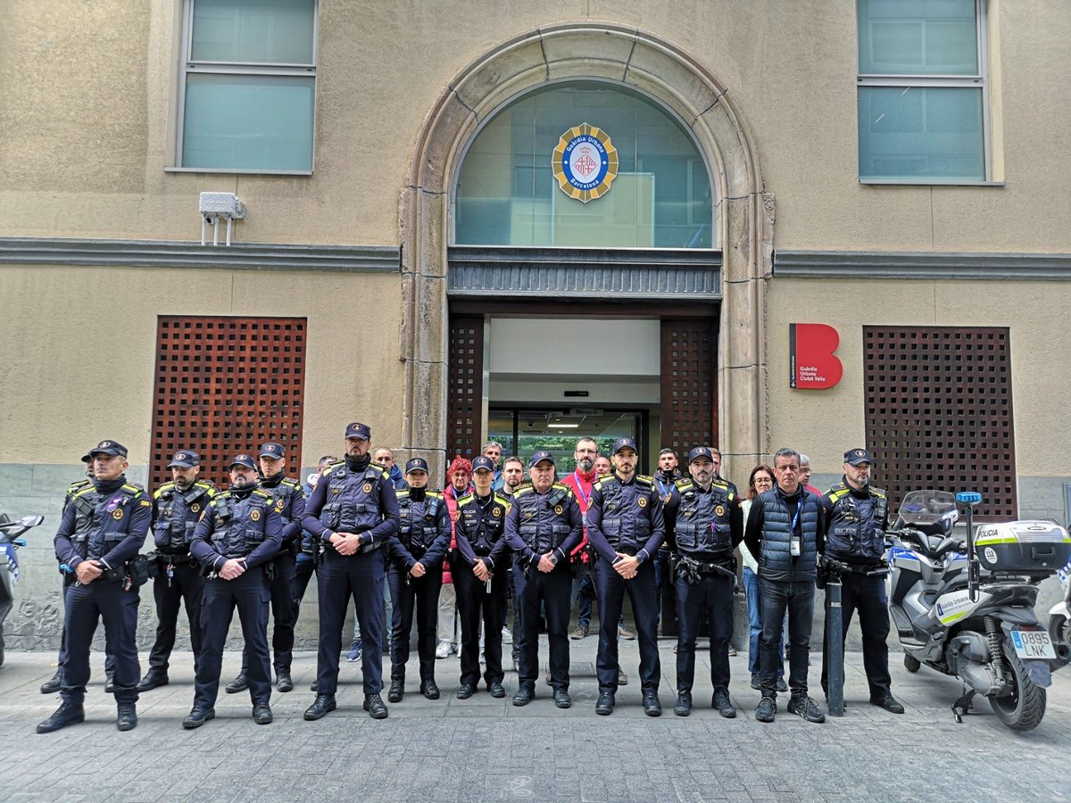 GUBBarcelona's tweet photo. ⚫️ Avui hem fet un minut de silenci a totes les nostres seus en homenatge i en senyal de dol per la mort dels dos agents de la @guardiacivil morts el passat divendres en acte de servei al port de Barbate.

Transmetem el nostre condol a familiars, amics i companys. https://t.co/Ryi9jUmmaP
