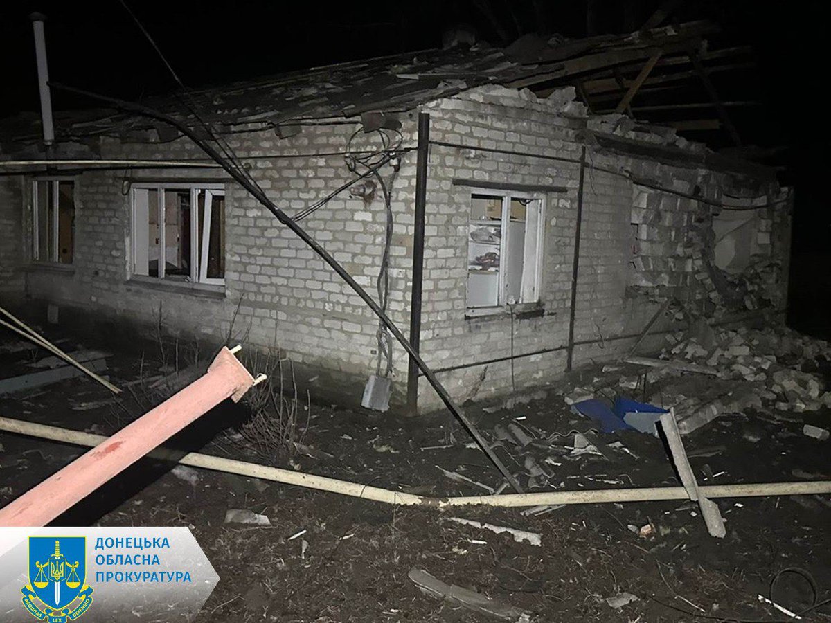 ❗️Russia fired three S-300 missiles at Selydove, #Donetsk region, injuring an elderly woman and her two grandchildren. At least 15 private households were damaged, the regional prosecutor's office reported. 📷: Donetsk Prosecutor's Office