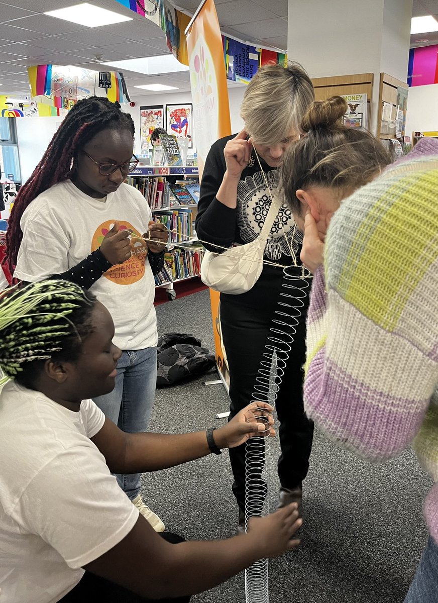 @NottsFOSAC @NottmTrentUni @UniofNottingham Mind-blowing experiment into sound and hearing using string and everyday objects (a wire cooling rack and a slinky). This was a proper 😮 moment - genuine awe and wonder. ❤️ @NottsFOSAC Thank you to all the volunteers.