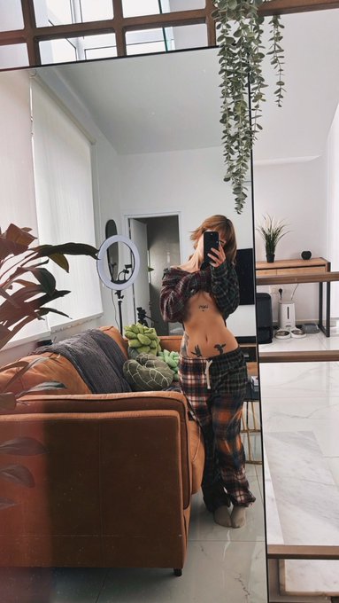 going live again today 😏 https://t.co/fmd3jgM9fE