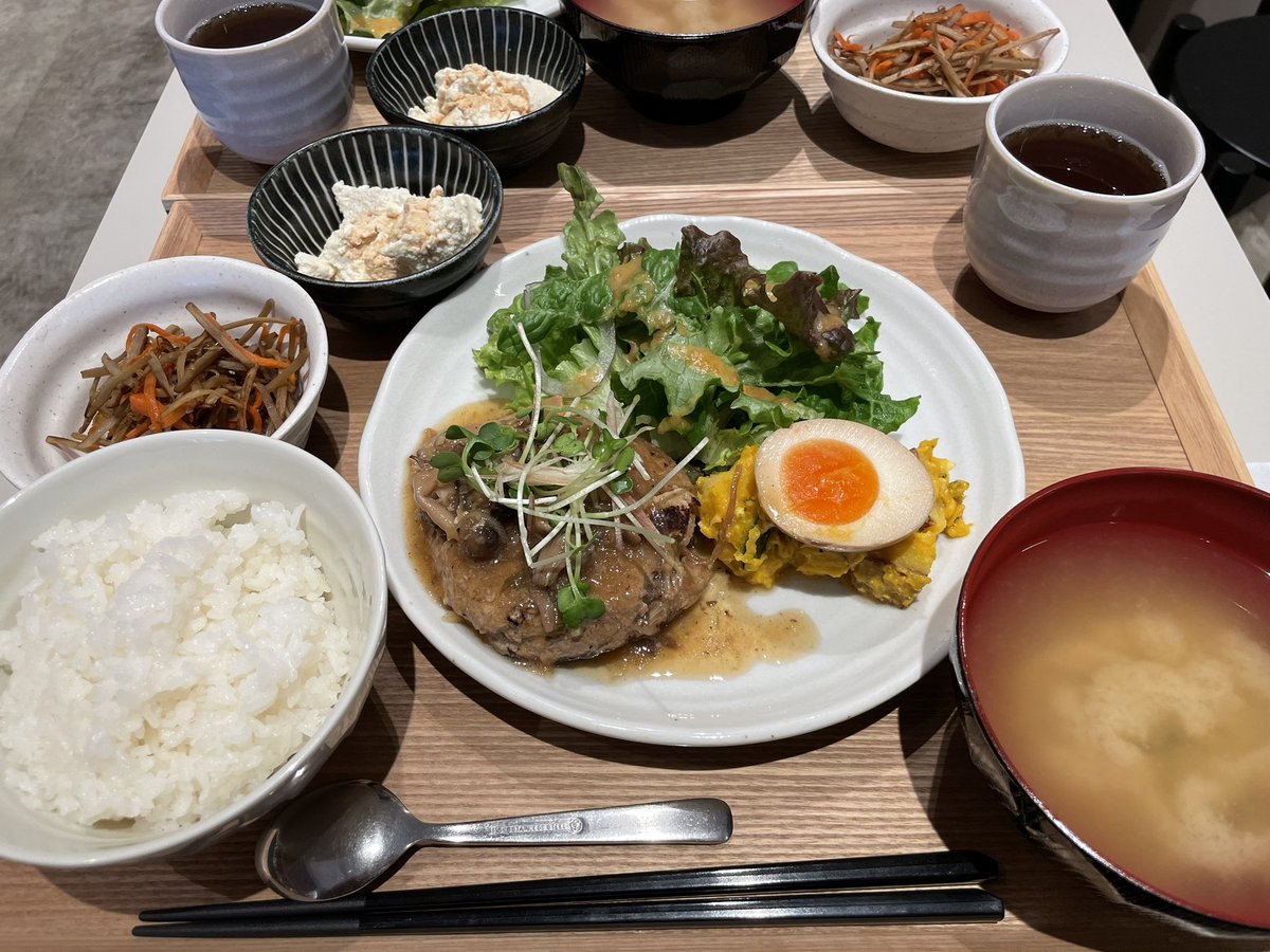 緑道公園沿いのめぐみ食堂さんでランチ🍽
小鉢や添えてあるサラダに至るまで一手間かけたお味で、きちんとしたごはんを食べたい時にぴったり😋　近隣の居酒屋ランチよりは高めの価格帯だけど、栄養バランスいいし個人的にはリピありです！
定休日がまだ決まってないのと、現金のみっぽいので注意かも🤔